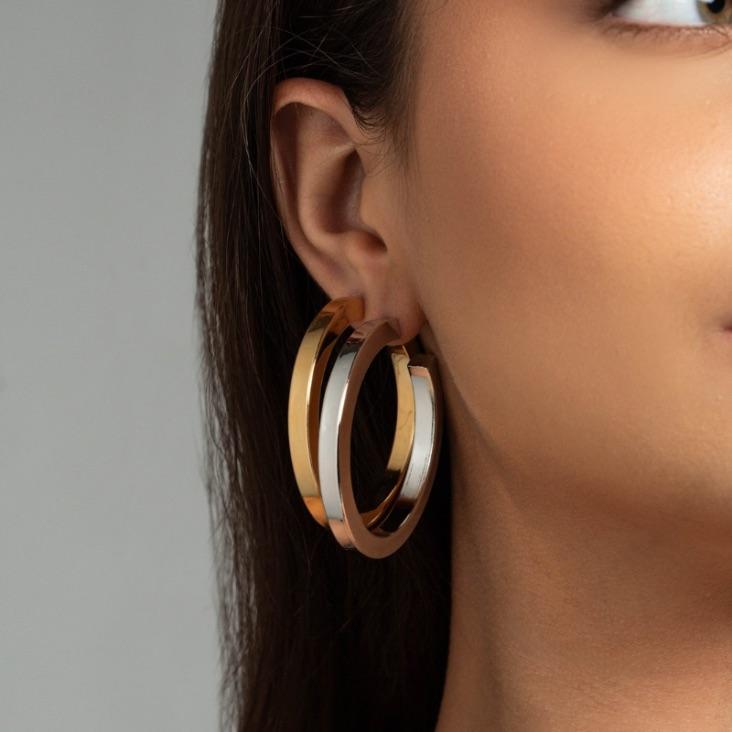 BRINCO ARGOLA LISA EM BANHO DE OURO 18K