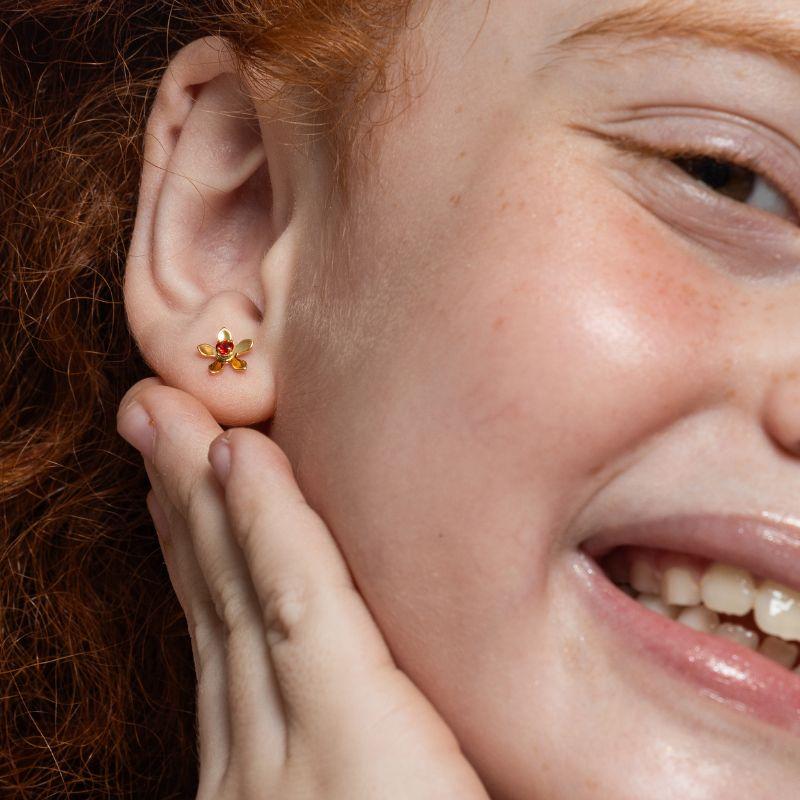 BRINCO FLOR CRISTAL RUBI EM BANHO DE OURO 18K