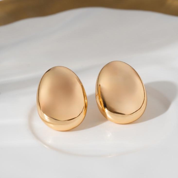 BRINCO OVAL LISO EM BANHO DE OURO 18K