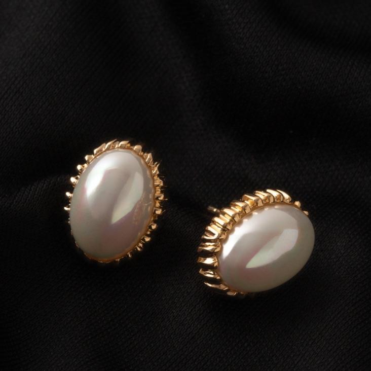 BRINCO OVAL MADREPEROLA EM BANHO DE OURO 18K