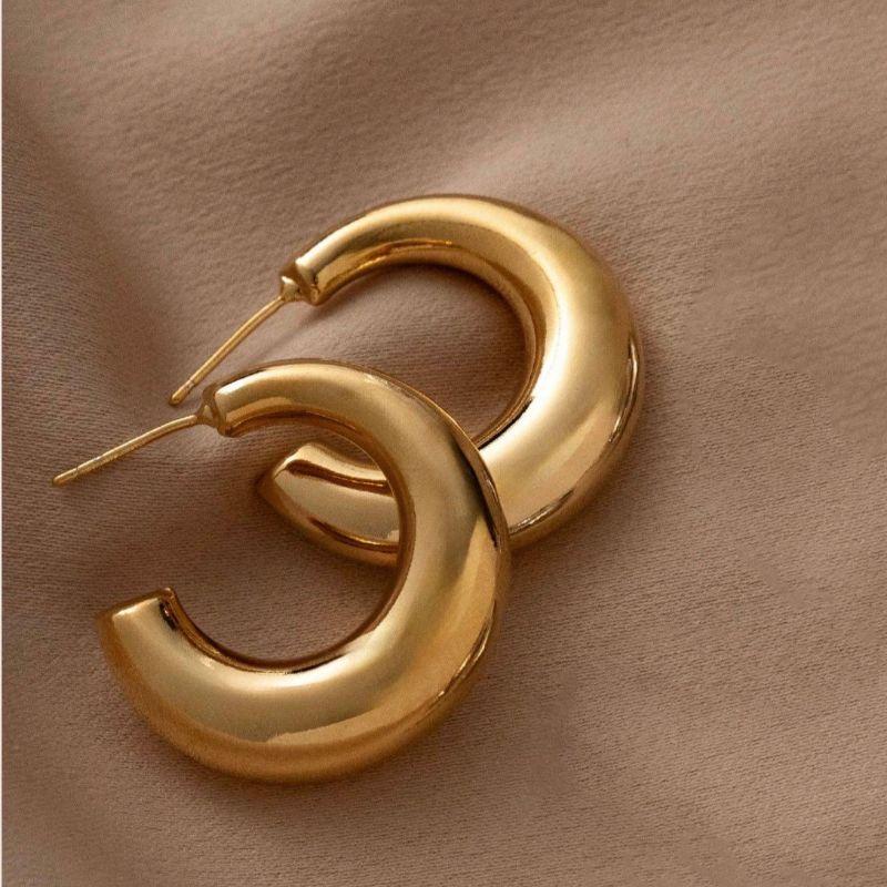 BRINCO ARGOLA LISA EM BANHO DE OURO 18K