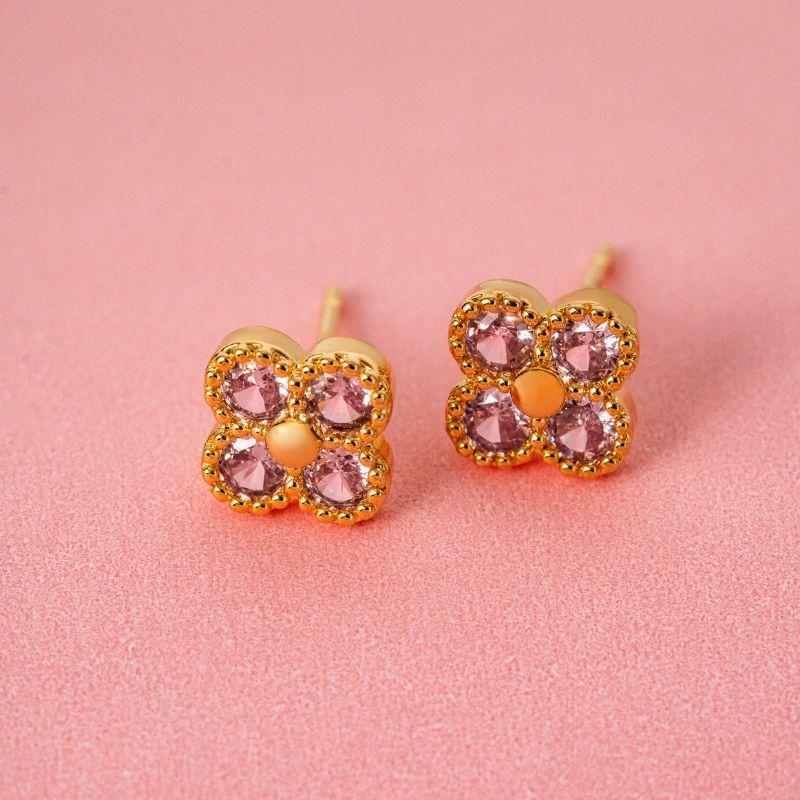 BRINCO FLOR QUARTZO ROSA EM BANHO DE OURO 18K