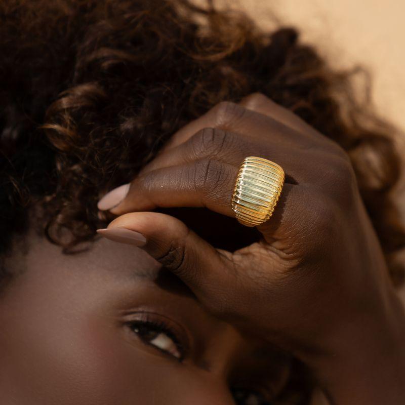 ANEL DETALHADO LISO FOSCO EM BANHO DE OURO 18K