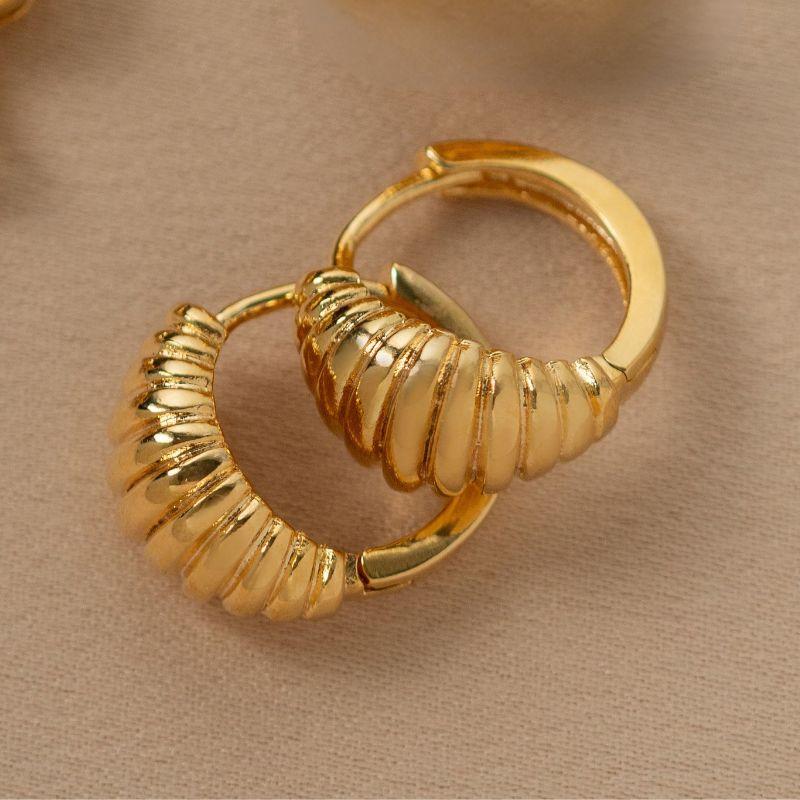 BRINCO ARGOLA DETALHADA EM BANHO DE OURO 18K