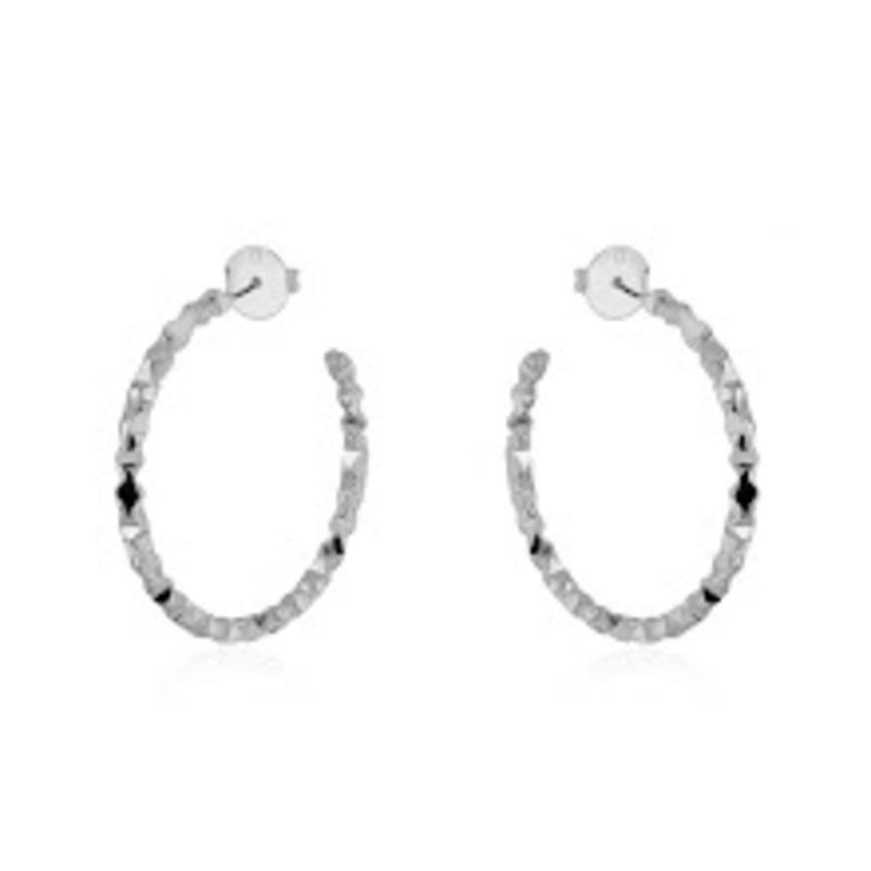 BRINCO ARGOLA DIAMANTADO EM BANHO DE RÓDIO BRANCO