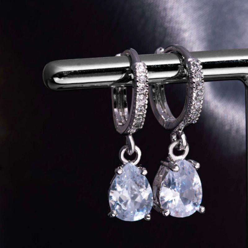 BRINCO ARGOLA GOTA CRISTAL CRAVEJADO EM BANHO DE RÓDIO BRANCO