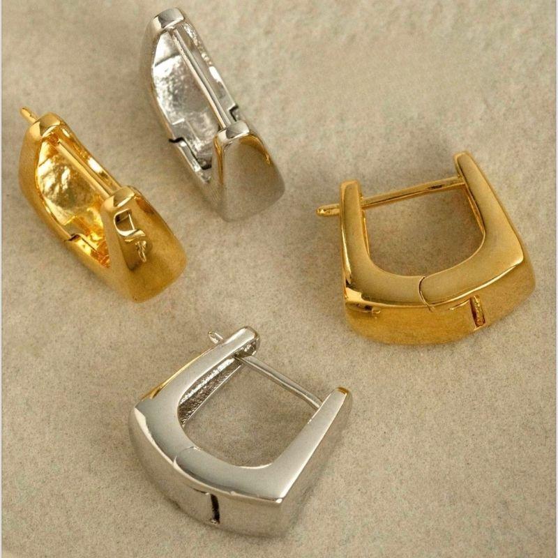 BRINCO ARGOLA QUADRADA LISA EM BANHO DE OURO 18K