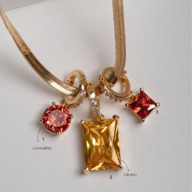 PINGENTE QUADRADO CRAVEJADO RUBI EM BANHO DE OURO 18K