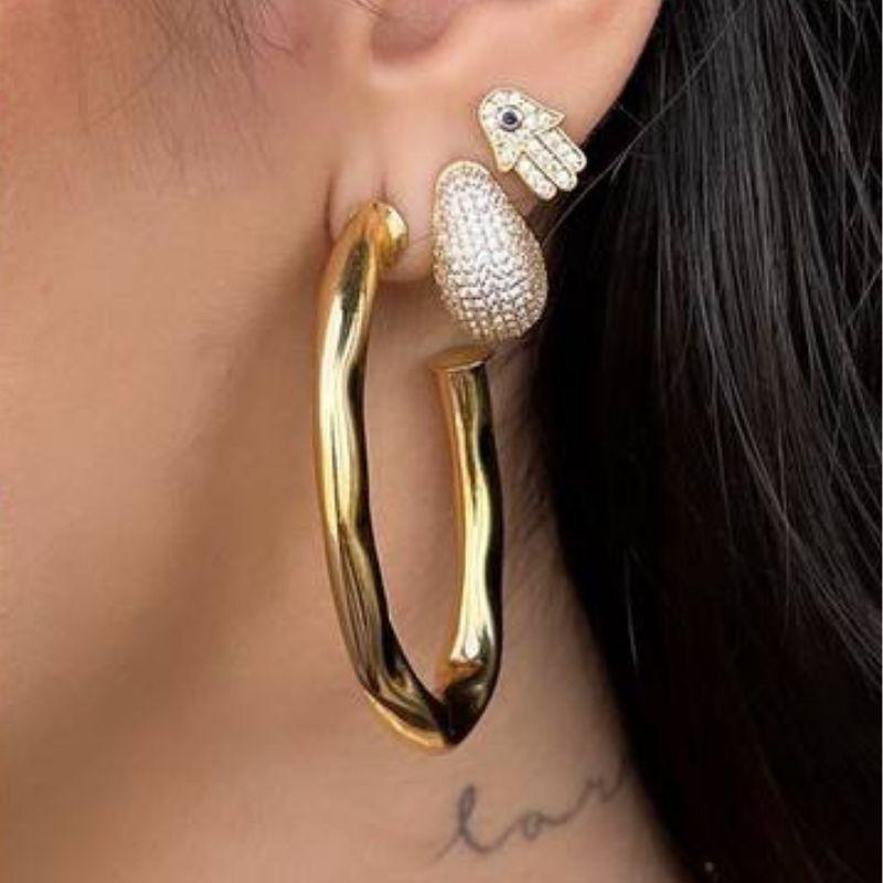 BRINCO ARGOLA DETALHADA EM BANHO DE OURO 18K