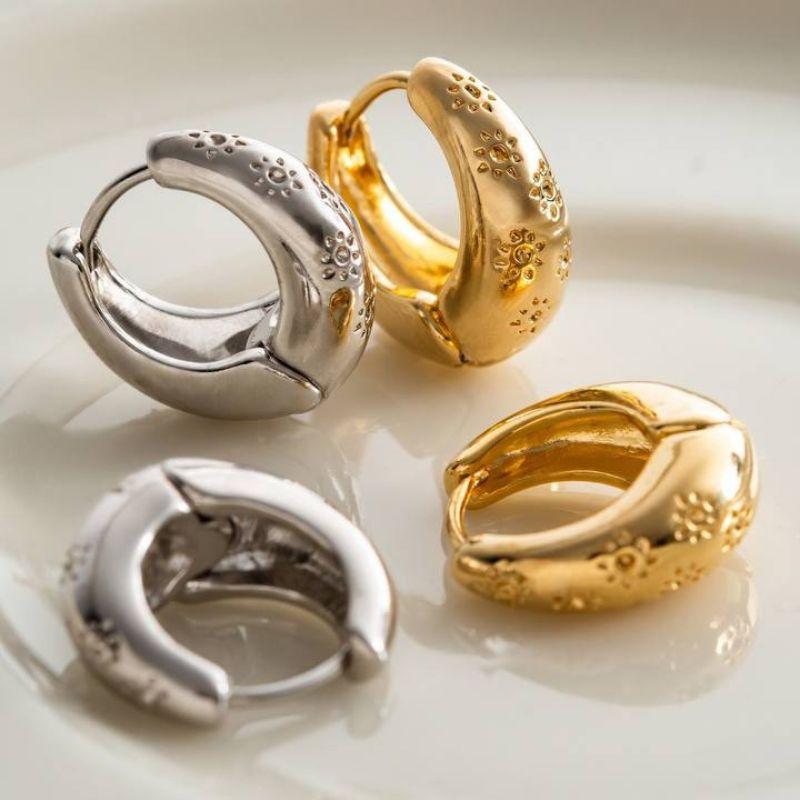 BRINCO ARGOLA DETALHADA EM BANHO DE OURO 18K