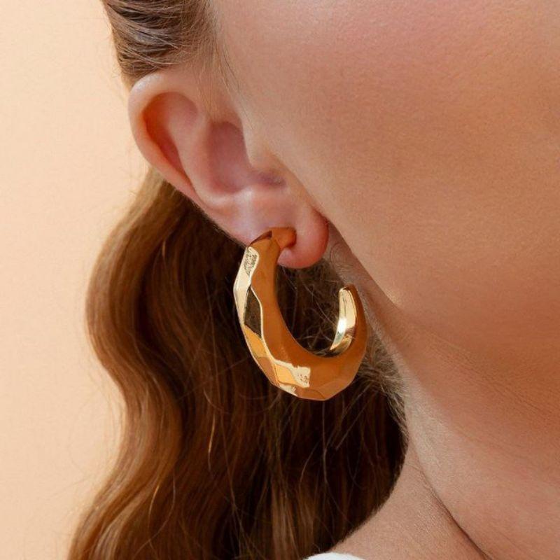 BRINCO ARGOLA DETALHADA EM BANHO DE OURO 18K