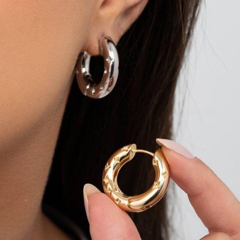 BRINCO ARGOLA DETALHADA LISA EM BANHO DE OURO 18K