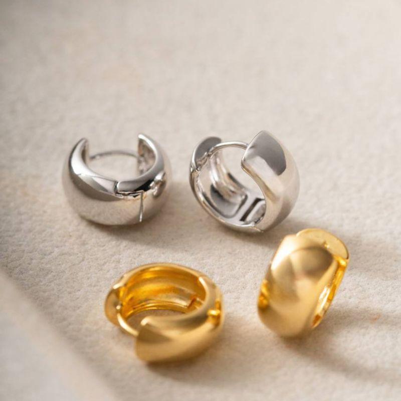 BRINCO ARGOLA LISA EM BANHO DE OURO 18K