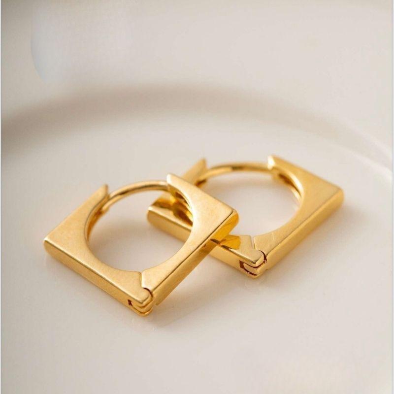 BRINCO ARGOLA QUADRADA EM BANHO DE OURO 18K