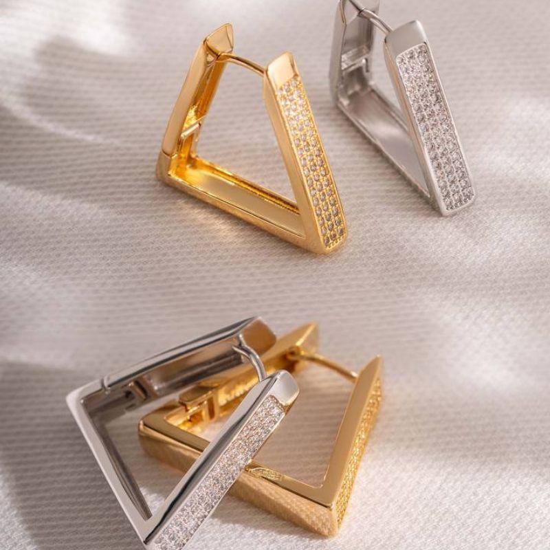 BRINCO ARGOLA TRIANGULO CRAVEJADO EM BANHO DE RÓDIO BRANCO