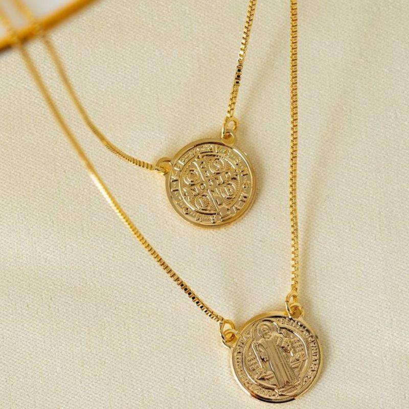 COLAR ESCAPULÁRIO SÃO BENTO LISO EM BANHO DE OURO 18K