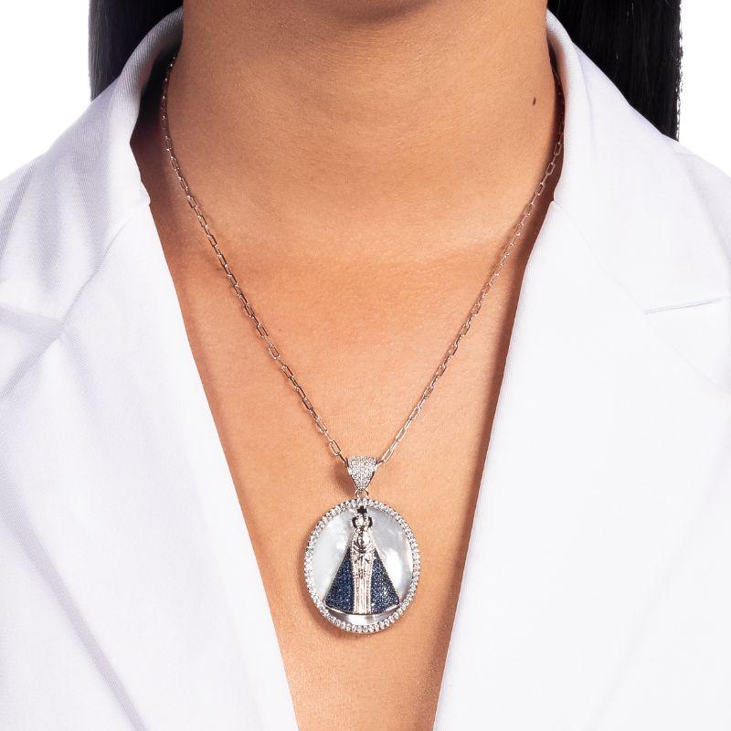 COLAR NOSSA SENHORA APARECIDA CRAVEJADO EM BANHO DE RÓDIO BRANCO