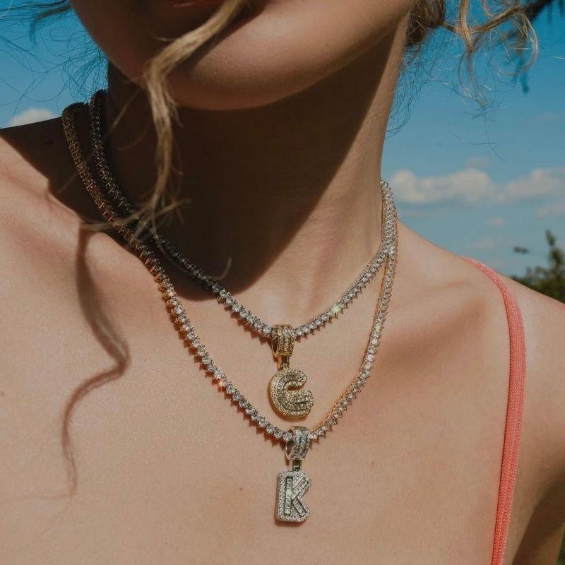 PINGENTE LETRA CRAVEJADO EM BANHO DE OURO 18K