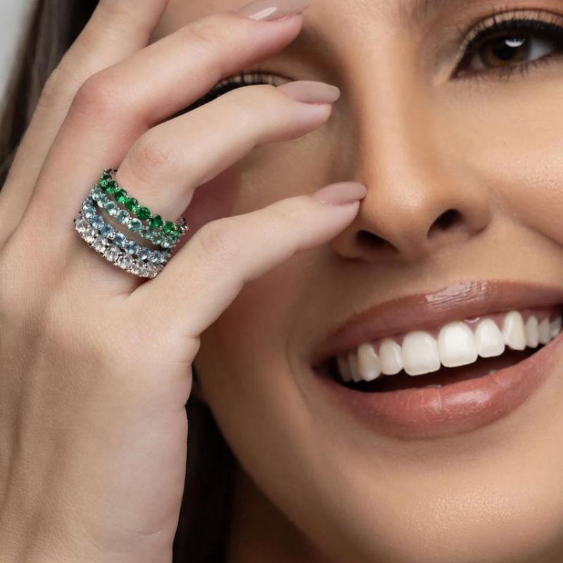 ANEL APARADOR LUXO COM CRISTAIS VERDES EM BANHO DE OURO 18K