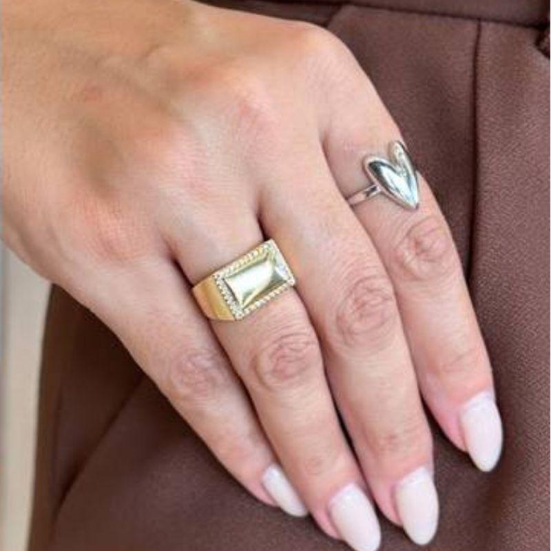 ANEL SINETE RETANGULAR COM MOLDURA CRAVEJADA EM BANHO DE OURO 18K