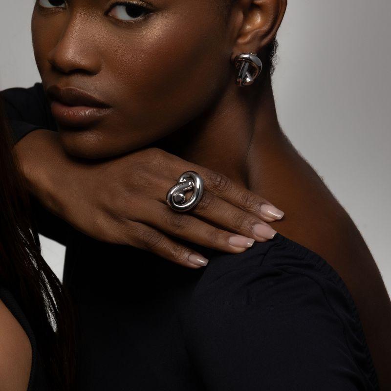 ANEL NÓ ENTRELAÇADO LISO EM BANHO DE RÓDIO BRANCO