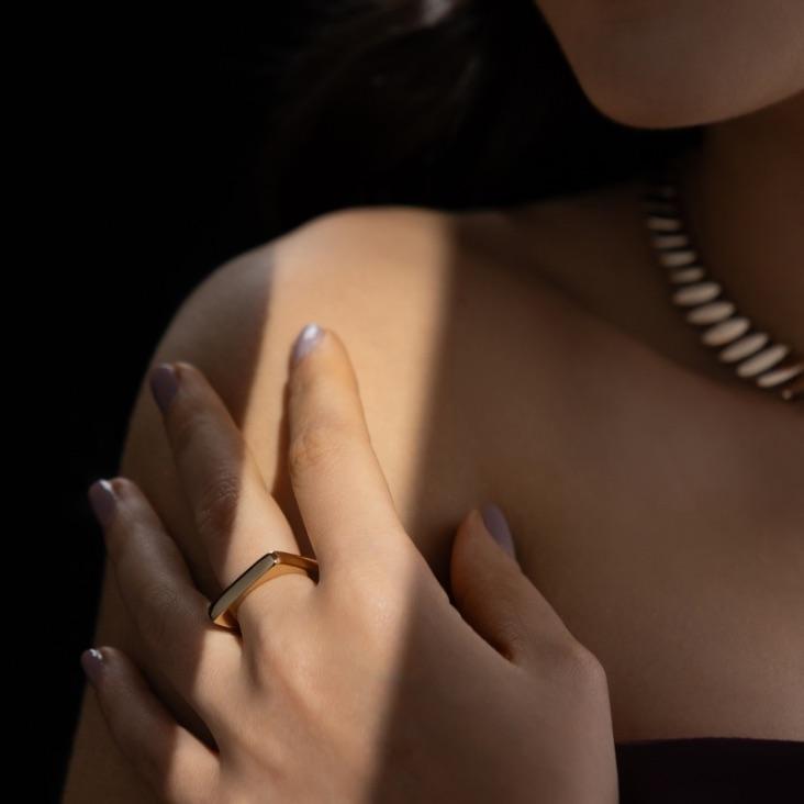 ANEL QUADRADO LISO COM DESIGN GEOMÉTRICO EM BANHO DE OURO 18K