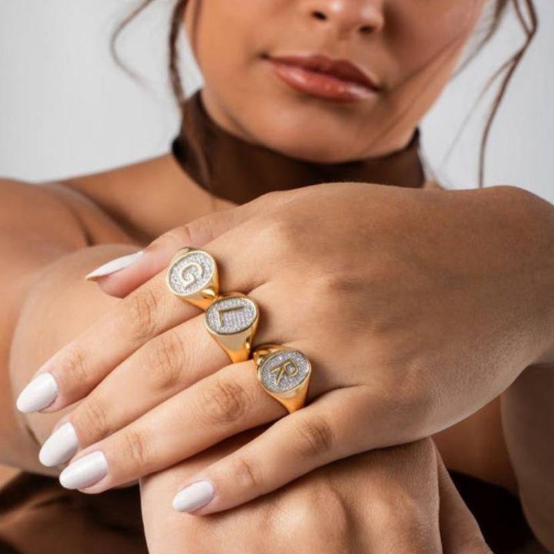 ANEL SINETE INICIAL M PAVÊ EM BANHO DE OURO 18K