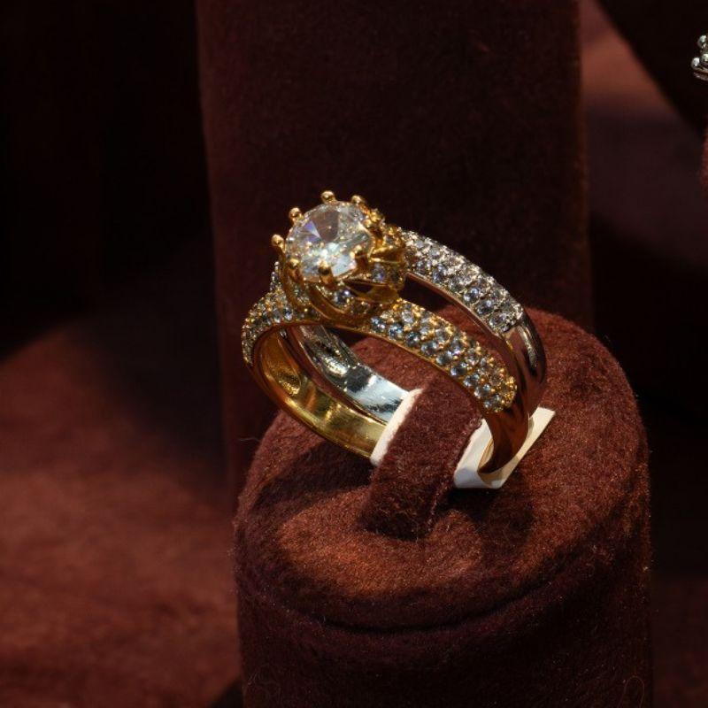 ANEL SOLITÁRIO DUAL MAGESTIC BICOLOR -  BANHO DE OURO 18K E RÓDIO BRANCO