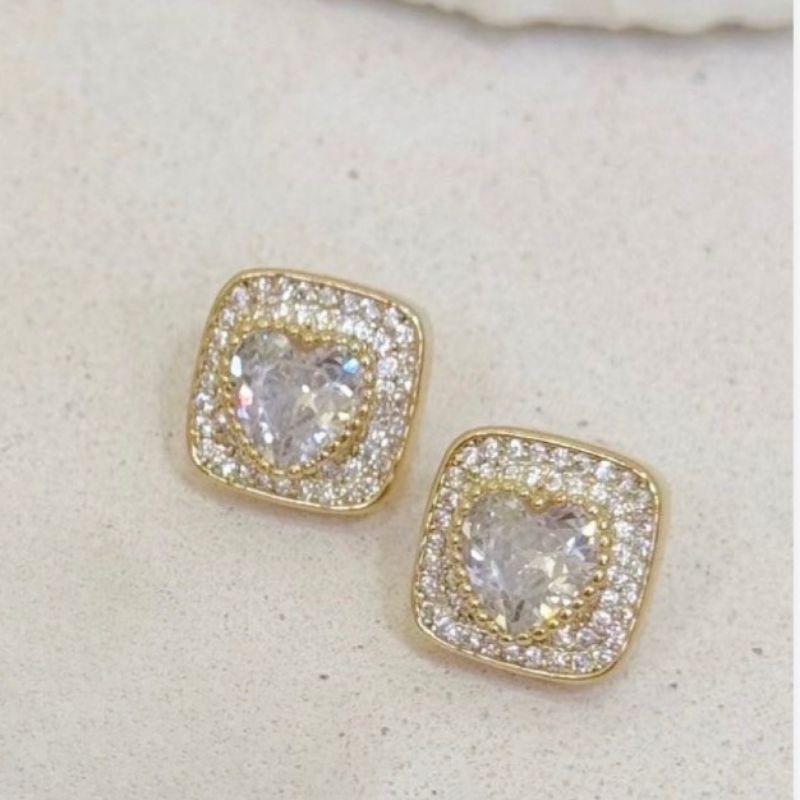 BBRINCO QUADRADO COM CORAÇÃO CENTRAL - BANHO DE OURO 18K