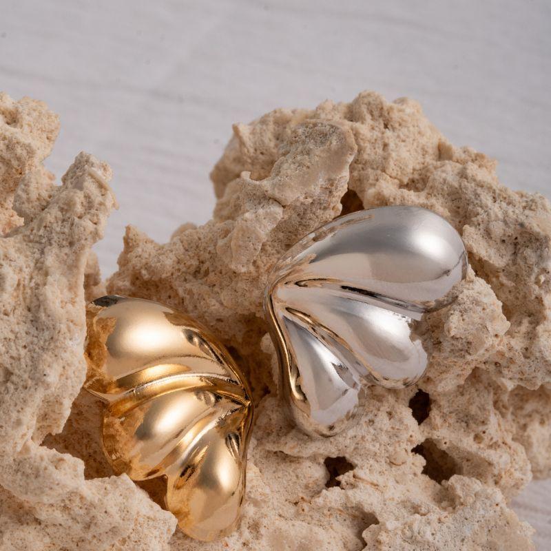 BRINCO ABSTRATO ESCULTURAL EM BANHO DE OURO 18K