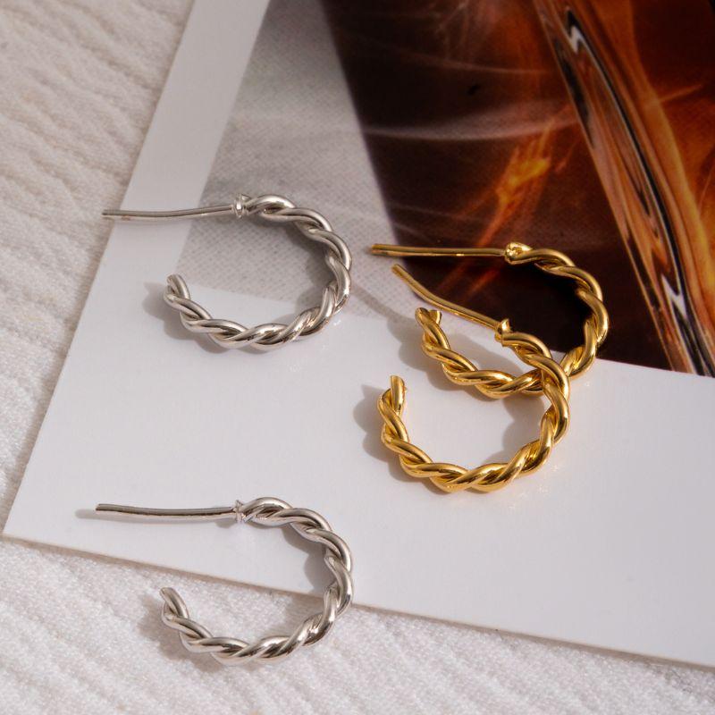 BRINCO ARGOLA ABERTA TORCIDA - BANHO DE RÓDIO BRANCO