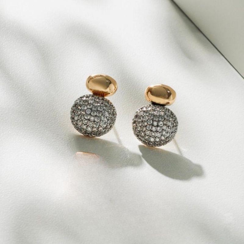 BRINCO BOTÃO BOLINHA DOURADA E GLOBO CRAVEJADO  BANHO DE OURO 18K E RÓDIO BRANCO