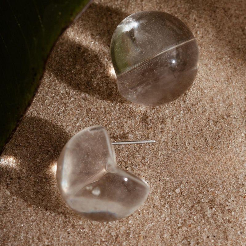 BRINCO BOTÃO ESFERA ORGÂNICA TRANSPARENTE - PINO BANHO DE OURO 18K