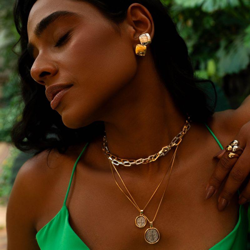 BRINCO BOTÃO QUADRADO BOMBÊ - BANHO DE OURO 18K