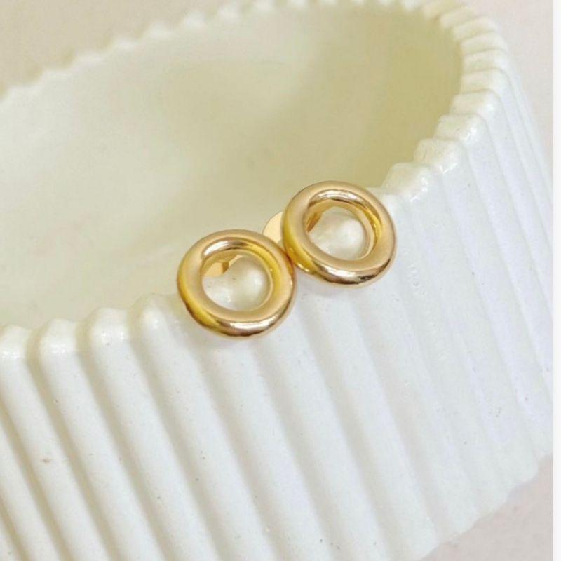 BRINCO CÍRCULO ORGÂNICO VAZADO - BANHO DE OURO 18K