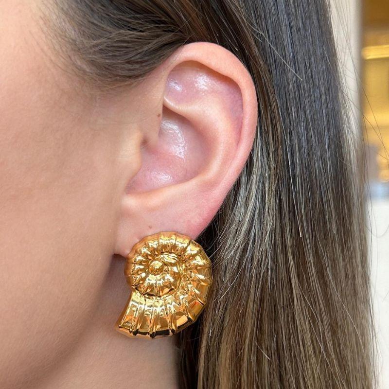 BRINCO CONCHA ESCULTURAL - BANHO DE OURO 18K