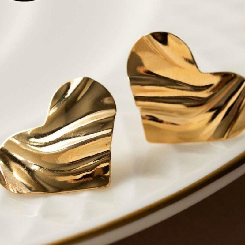 BRINCO CORAÇÃO RAIADO -  BANHO DE OURO 18K