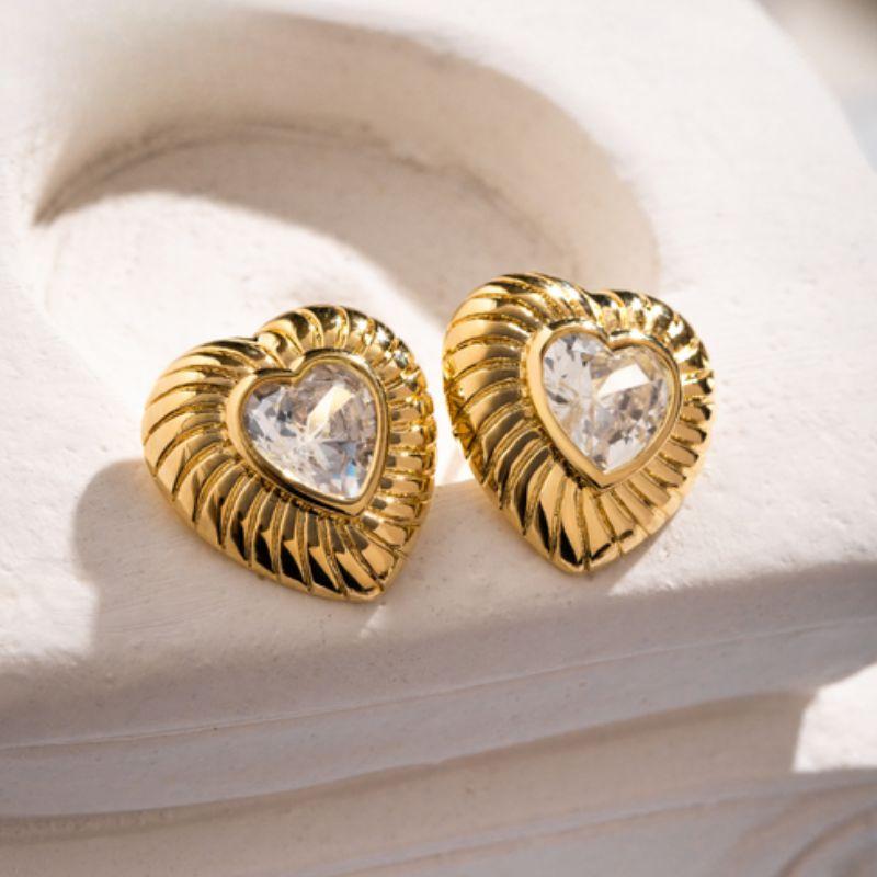 BRINCO CORAÇÃO TEXTURIZADO COM CENTRO BRILHANTE - BANHO DE OURO 18K