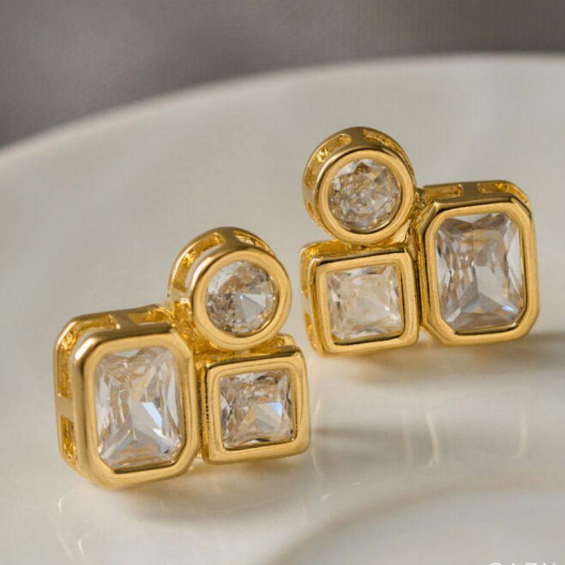 BRINCO CLUSTER GEOMÉTRICO TRÊS FORMAS - BANHO DE OURO 18K