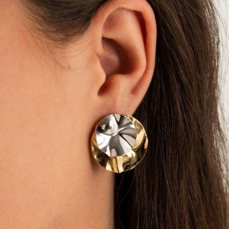 BRINCO ESCULTURAL - BANHO DE OURO 18K E RÓDIO BRANCO