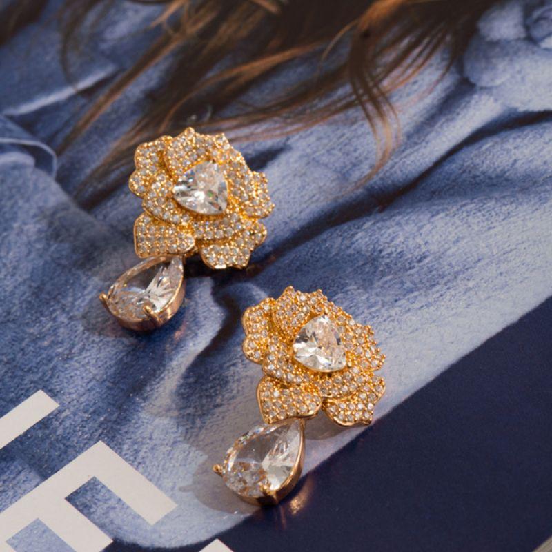 BRINCO FLOR CRAVEJADA COM GOTA  - BANHO DE OURO 18K