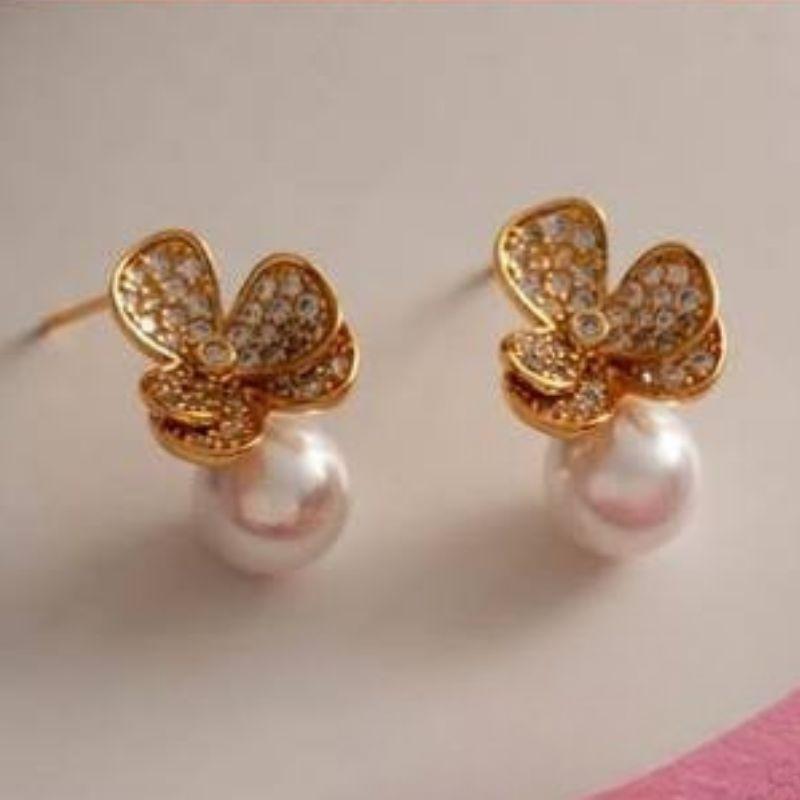 BRINCO FLOR CRAVEJADA COM PÉROLA  BANHO DE OURO 18K