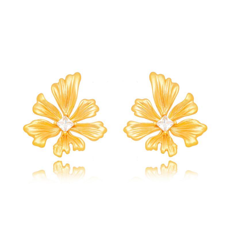 BRINCO FLOR ARTÍSTICA COM ZIRCÔNIA CENTRAL -  BANHO DE OURO 18K