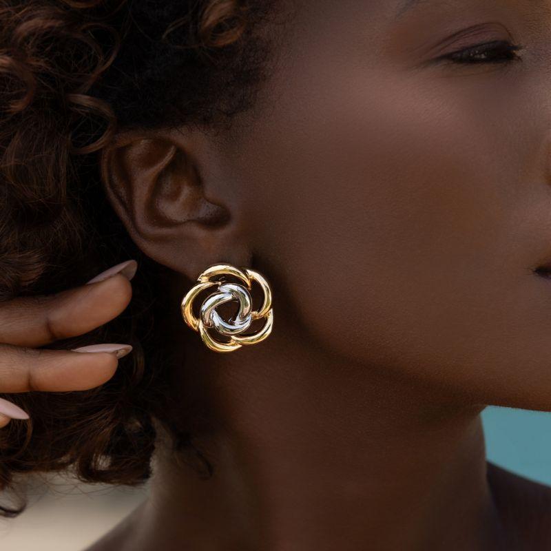 BRINCO FLOR ENTRELAÇADA BICOLOR - BANHO DE OURO 18K E RÓDIO BRANCO