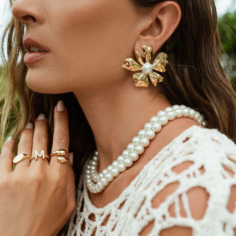 BRINCO MAXI FLOR ESCULPIDA COM PÉROLA CENTRAL - BANHO DE OURO 18K