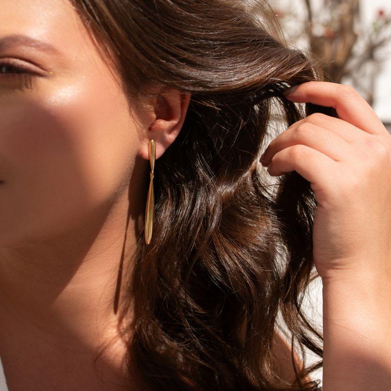 BRINCO GOTA ALONGADA PENDENTE - BANHO DE OURO 18K