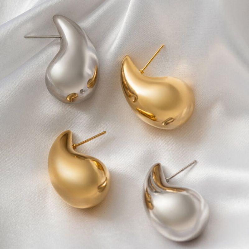 BRINCO GOTA ORGÂNICA CURVADA - BANHO DE OURO 18K