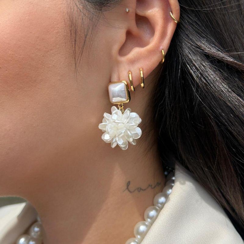 BRINCO FLOR MADREPÉROLA COM TOPO QUADRADO  BANHO DE OURO 18K