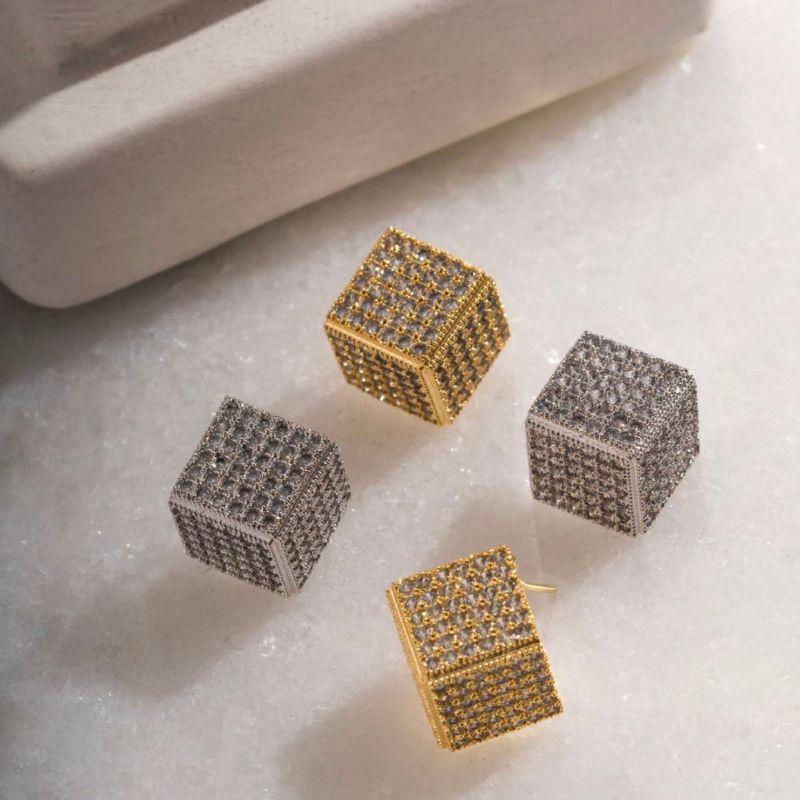 BRINCO MEIA ARGOLA QUADRADA CRAVEJADA - BANHO DE OURO 18K