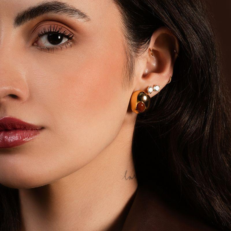 BRINCO OVAL ABULONADO COM CENTRO ESMALTADO MARROM - BANHO DE OURO 18K